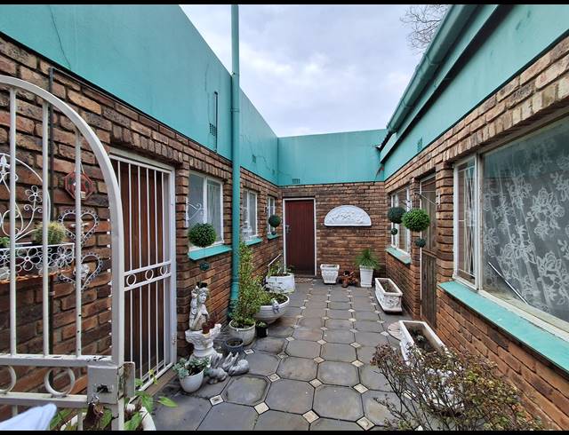 4 BEDROOM FREESTANDING FOR SALE IN STILFONTEIN EXT 3